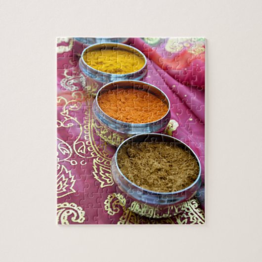 Indische Spice Pots op Roze en Gold Sari Legpuzzel (Verticaal)