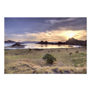 Indonesië, Komodo Nationaal Park. Zonsondergang op Foto Afdruk
