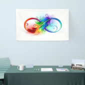 Infineensymbool met regenboogvanger spandoek (Beurs)