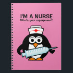 Infirmier pinguin mignon et carnet de notes à<br><div class="desc">Infirmier pinguin mignon et carnet de notes à spirale de citation drôle. Le bureau et les fournitures scolaires de douane pour le diplômé d'école d'infirmières,  infirmier autorisé,  infirmière de RN,  soigne le jour/semaine,  la bande dessinée animale d'amusement du travailleur social etc. avec la grande aiguille de seringue.</div>