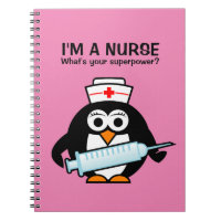 Infirmier pinguin mignon et carnet de notes à