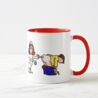Infirmière donnant le tir dans la tasse