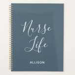Infirmière étudiante Dusty Blue White Script perso<br><div class="desc">Suivez votre horaire chargé avec style avec cette infirmière Dusty Blue White Script planificateur personnalisé. Il s'agit d'un design moderne avec le texte "infirmière life" dans grand texte blanc tendance en lettrage à la main centré sur le devant de l'arrière - plan bleu poussiéreux. Le nom se trouve sur le...</div>