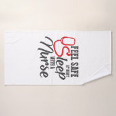 Infirmière Se Sentent En Sécurité La Nuit Sommeil (Serviette de bain)