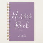 Infirmières Rock violet et blanc Script personnali<br><div class="desc">Gardez votre emploi du temps chargé en style avec ce Nurses Rock Purple and White Script Personnalisé Planificateur C'est un design moderne avec le texte "Nurses rock" dans grand blanc tendance écriture lettré centré sur l'avant de pastel lavender violet personnalisable planificateur. Le nom se trouve sur le devant inférieur. Cliquez...</div>