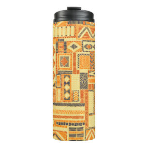 Ingeborduurd naadloos patchwork-patroon. Bohemian Thermosbeker