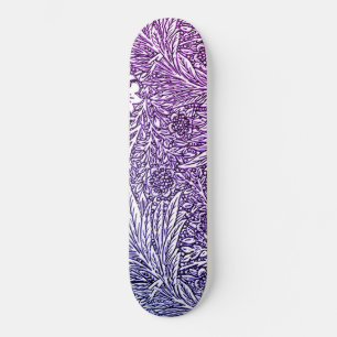 Ingewikkeld bloemontwerp in Paarse tinten en wit Skateboard