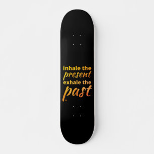 "INHALE HET CADEAU..." inspirerend citaat Skateboard