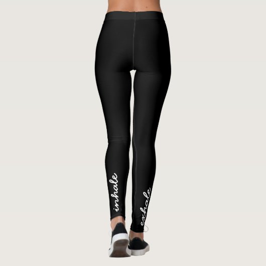 Inhaleer het uitademingsscript zwart-wit leggings (Achterkant)