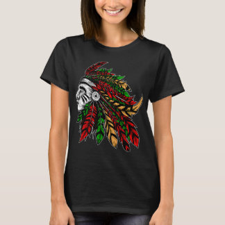 Inheemse Amerikaanse Indiaan met veren hoofdtooi. T-shirt