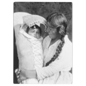 Inheemse Amerikaanse moeder met haar papsaus Klembord (Achterkant)