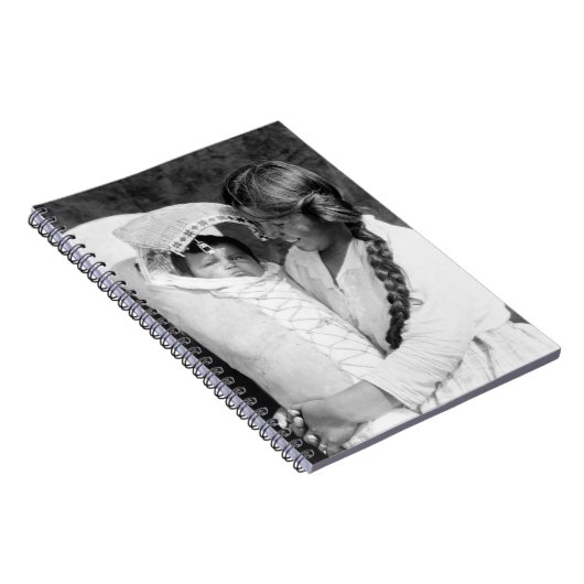 Inheemse Amerikaanse moeder met haar papsaus Notitieboek (Rechterzijde)