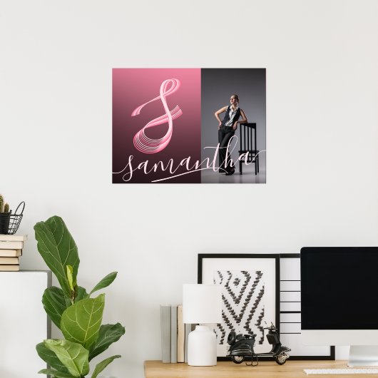 Initiaal Letter Roze Script Fotonaam Monogram Poster (Thuiskantoor)