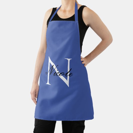 Initiaal monogram handgeschreven eigen naam blauw schort (Insitu)