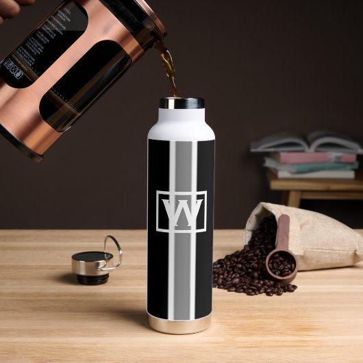 Initiaal van wolmonogrammen gestript met moderne k waterfles (Koffie)