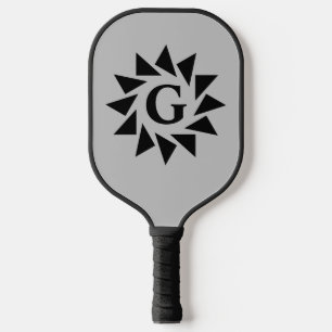 Initiaal wijzigen, geometrische driehoeken op grij pickleball paddle
