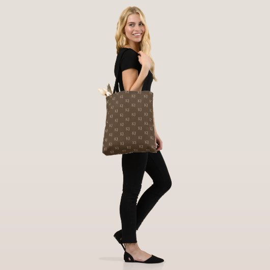 Initialen van Classy Brown en Beige Monogram Patro Draagtas (Op model)