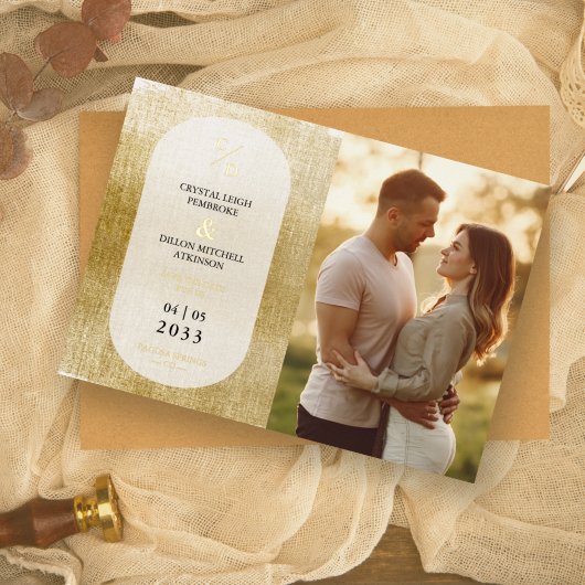 Initialen van Nice Golden Textured Effect Wedding  Folie Uitnodiging