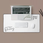 Initiales blanches noires minimes travaillant sur<br><div class="desc">Ajoutez une touche personnalisée à votre espace de travail avec ce tapis de bureau moderne en noir et blanc avec de l'espace pour vos initiales ou votre logo d'entreprise ainsi qu'une citation motivante qui dit "Travailler sur mes rêves". Ce design minimaliste de bureau d'ordinateur est parfait pour utiliser dans votre...</div>