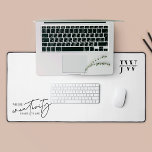 Initiales minimalistes de Monogramme tendance noir<br><div class="desc">Ajoutez une touche personnalisée à votre espace de travail avec ce tapis de bureau en noir et blanc tendance avec de l'espace pour vos initiales ou votre logo d'entreprise ainsi qu'une citation motivante qui dit "Où la créativité vient vivre". Ce tapis de bureau simple est parfait pour votre bureau à...</div>
