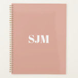 Initiales minimalistes modernes en monogramme rose<br><div class="desc">Mini moderne rose et blanc poussiéreux année personnalisée, monogramme, initiales ou nom élégant simple personnalisé planificateur. Texte blanc personnalisé sur un arrière - plan de couleur unie rose pâle et poussiéreux.</div>