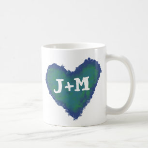 Initiales personnalisées sur une tasse de coeur