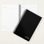 Initiales professionnelles minimes en noir blanc<br><div class="desc">Le planificateur professionnel offre un design minimal dans une palette de couleurs modernes en noir et blanc. Initiales monogrammes personnalisées présentées dans le coin inférieur droit dans une police classique simple et élégante. Montré avec un nom personnalisé et des initiales monogrammées sur le devant de la typographie moderne, ce planificateur...</div>