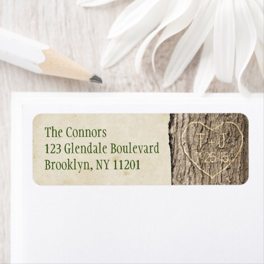 Initiales sculptées et Étiquette de adresse de dat (En situation)