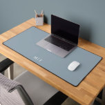 Initiales simples et élégantes de monogramme bleu<br><div class="desc">Créez votre propre tapis de bureau personnalisé pour votre bureau avec un design minimaliste et des initiales monographiques personnalisées modernes.</div>