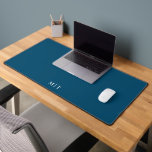 Initiales simples et élégantes de monogramme bleu<br><div class="desc">Créez votre propre tapis de bureau personnalisé pour votre bureau avec un design minimaliste et des initiales monographiques personnalisées modernes.</div>