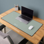 Initiales simples et élégantes du monogramme vert<br><div class="desc">Créez votre propre tapis de bureau personnalisé pour votre bureau avec un design minimaliste et des initiales monographiques personnalisées modernes.</div>