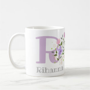Initiële plus naam met bloemen. Bloemontwerp Koffiemok
