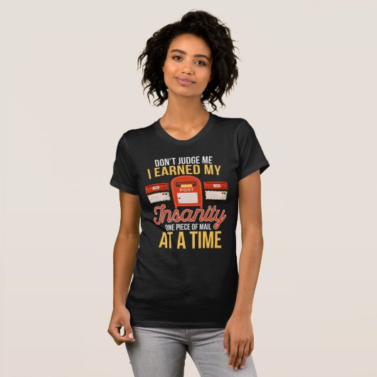 Insane Postman Funny in ruste Kerstman Mailman T-shirt (Voorkant volledig)