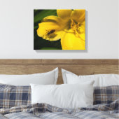 Insecten op een gele bloem canvas afdruk (Insitu (Slaapkamer))