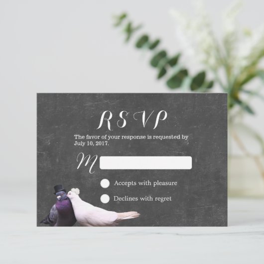 Inséparables Rustic Chalkboard Wedding RSVP (Debout devant)