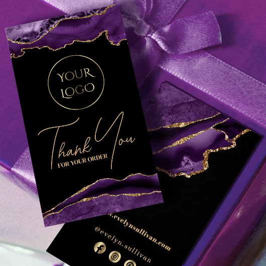 Insérez le paquet d'agrafes mauve et or