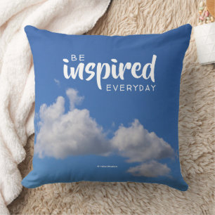 Inspirerend de Fluffy Wolken van het Citaat in een Kussen