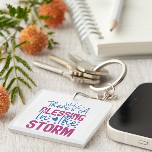 Inspirerend Er is een zegen in het Storm Sleutelhanger (Voorkant Rechts)