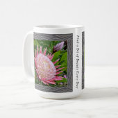 Inspirerend koffie Mok met Roze Protea (Voorkant links)