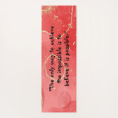 Inspirerend Monogram: Zwart op Rood | Yogamat (Achterkant)