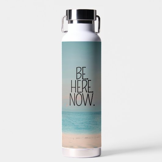 Inspirerend Quote BE HERE NOW Beach Modern Waterfles (Voorkant)