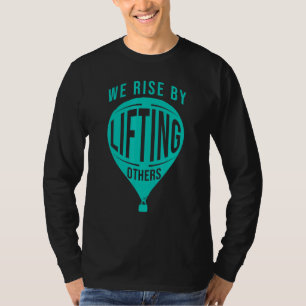 Inspirerend quote - we stijgen door anderen op te t-shirt