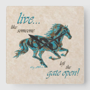 Inspirerend wandklok op het plein vierkante klok