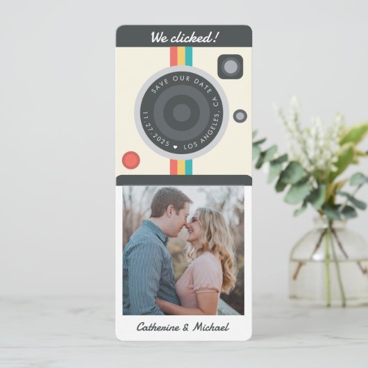 Instant Camera Koppel Foto Datum Locatie Uniek Save The Date (Staand voorkant)