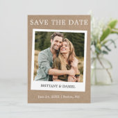 Instant Camera Style Couple Photo Kraft Save The Date (Staand voorkant)