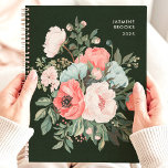 Intemporel Flore foncée Nom personnalisé<br><div class="desc">Ce design élégant présente un bouquet luxuriant de fleurs de corail, de blush, de crème et de vert doux, dressé contre un riche arrière - plan vert foncé. Le nom personnalisé et l'année ajoutent une touche raffinée et classique, parfaite pour les professionnels, les étudiants ou toute personne qui apprécie l'art...</div>