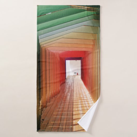 Intérieur du hall en bois vert et rouge (Serviette de bain)