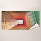 Intérieur du hall en bois vert et rouge (Serviette de bain)