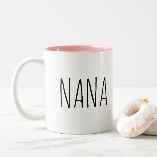 Intérieur rose Nana Dans La Mug De Café (Avec donut)
