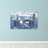 Internationaal ruimtestation in baan 2 canvas afdruk (Insitu (Houten vloer))